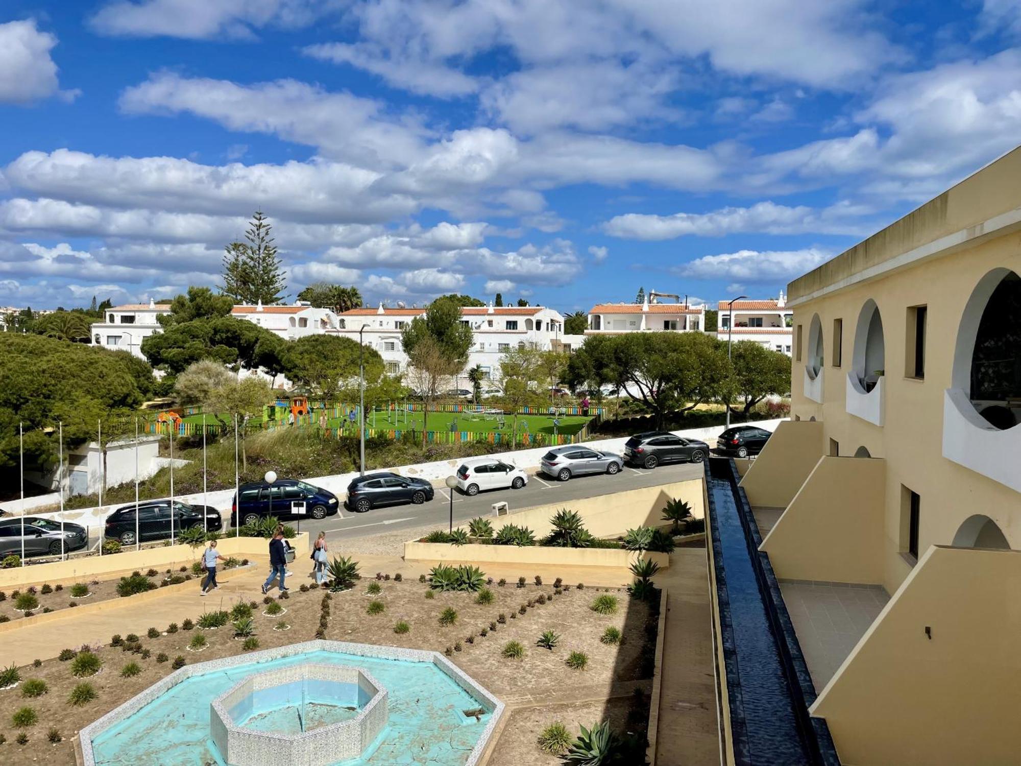 Apartment In Opposite Of Colina Sol 1108