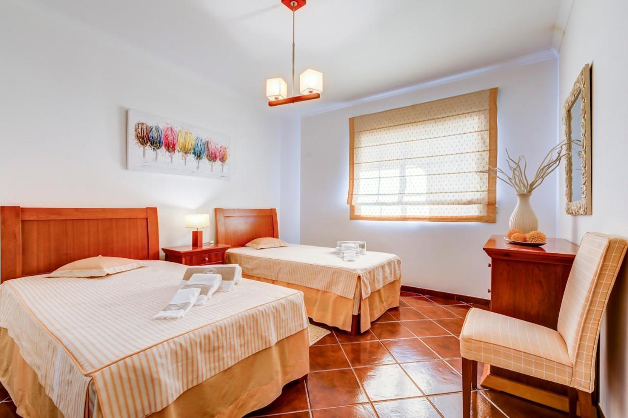 Villa Prime - 5 Suites, Private Pool And Parking, Walk To Altura