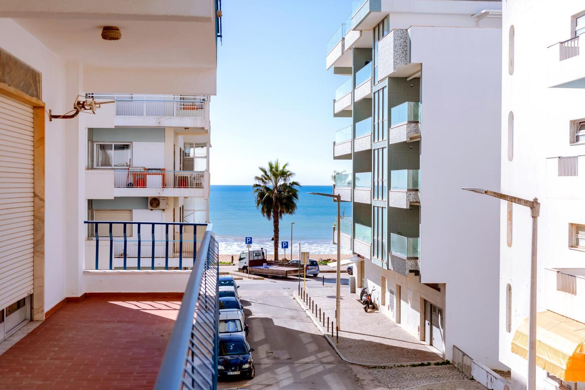 Al - Egas Moniz Apartment *