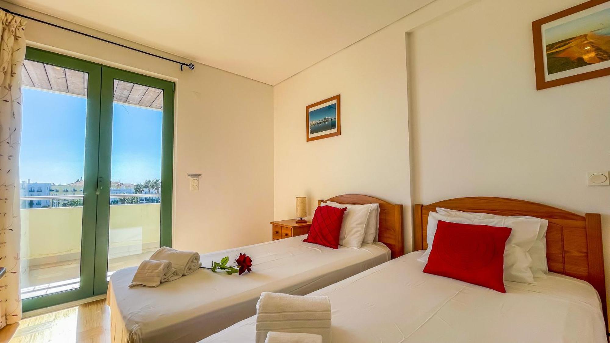 Aq 310 Incrível De Dois Quartos Com Vista A Marina Quarteira