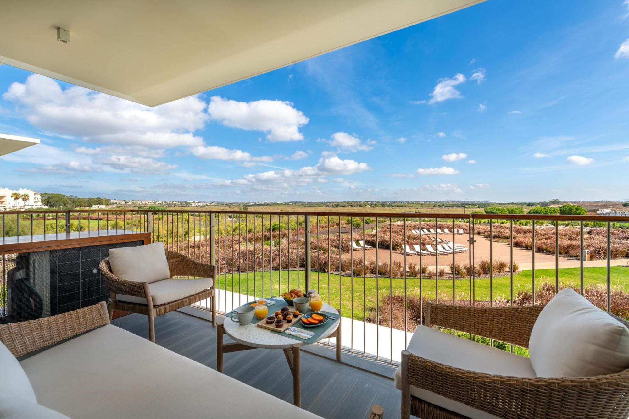 Apartment Blue Well Being Beachfront Pool And Raia - By Bedzy