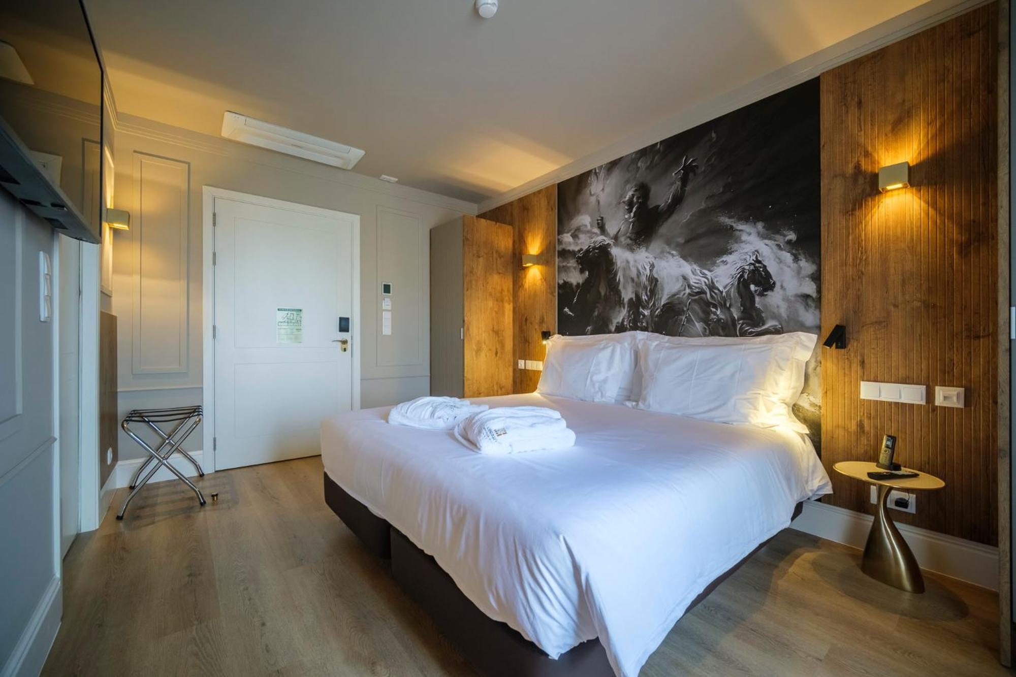 Hotel Azores Book 4*