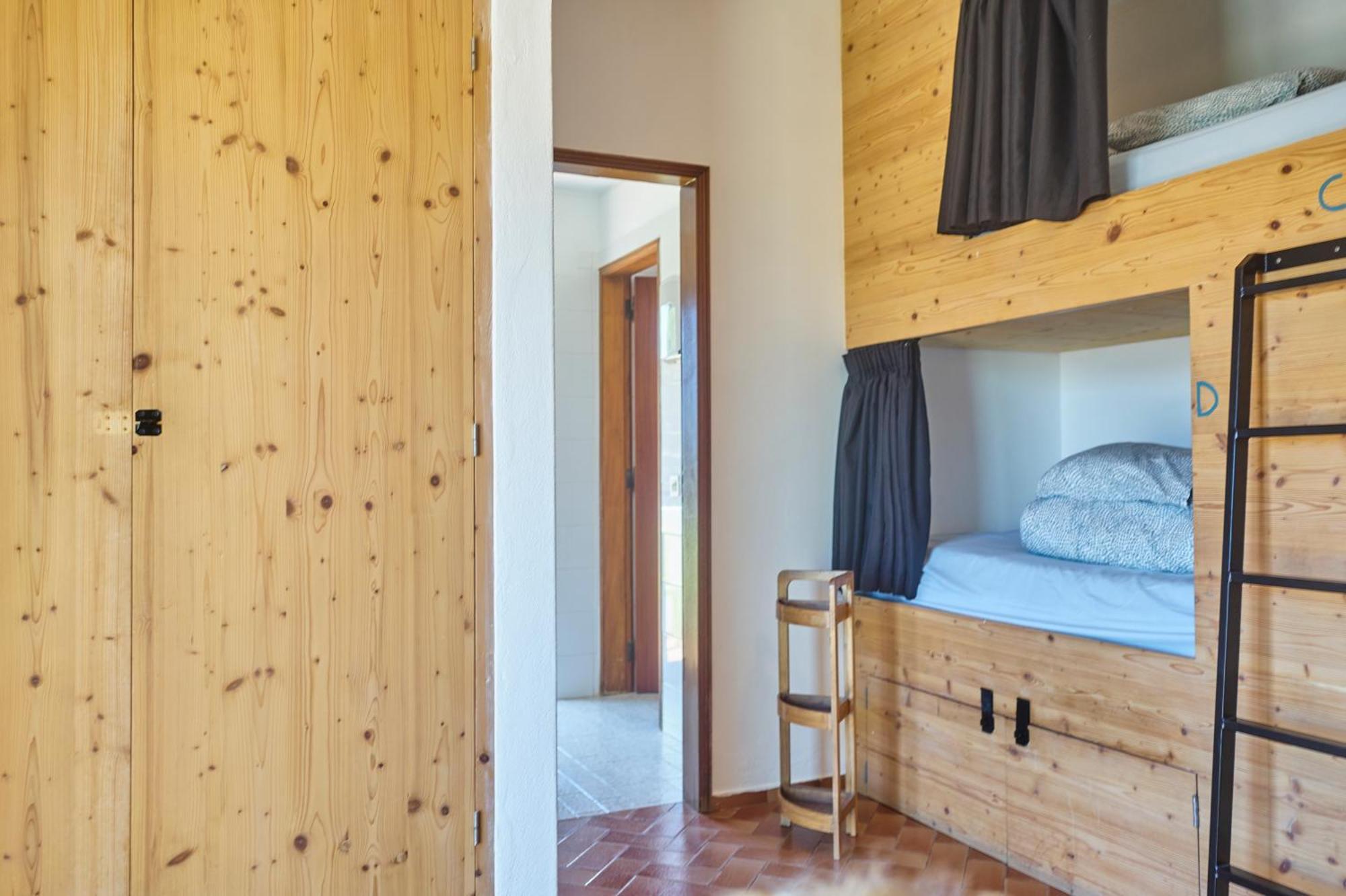 Hostel Algarve Surf Camp & *
