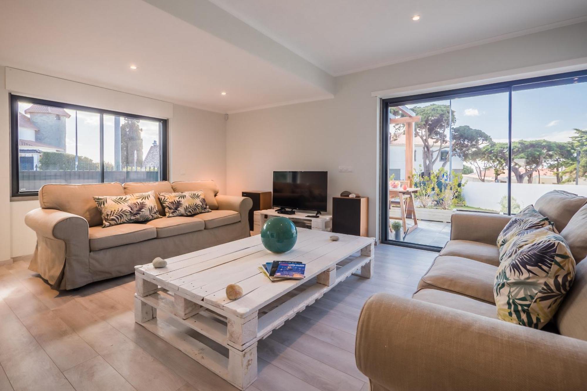 Beguest Sun & Pool House Parede