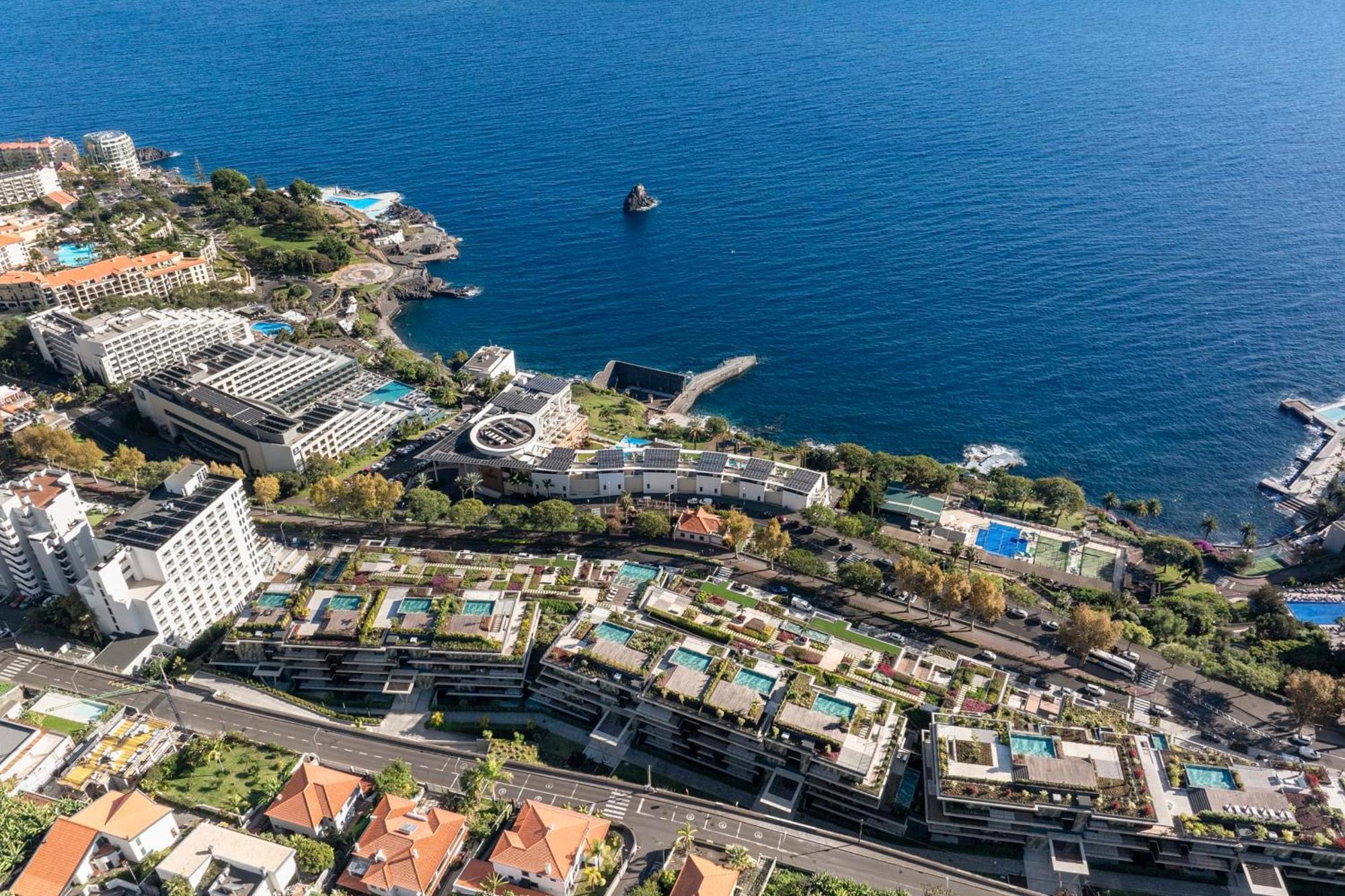 Savoy Monumentalis I By An Island Apartment *