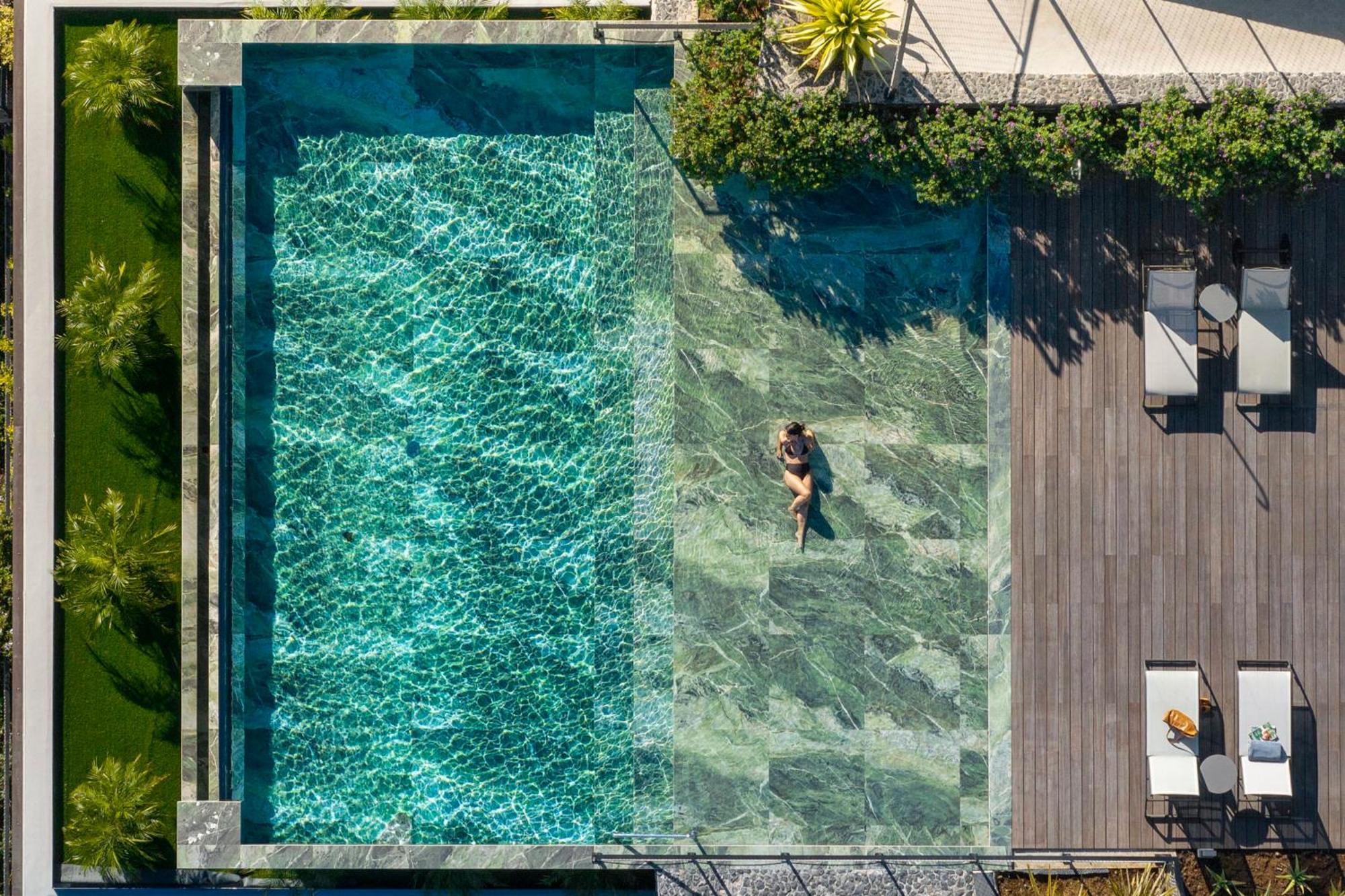Savoy Monumentalis I By An Island Apartment *