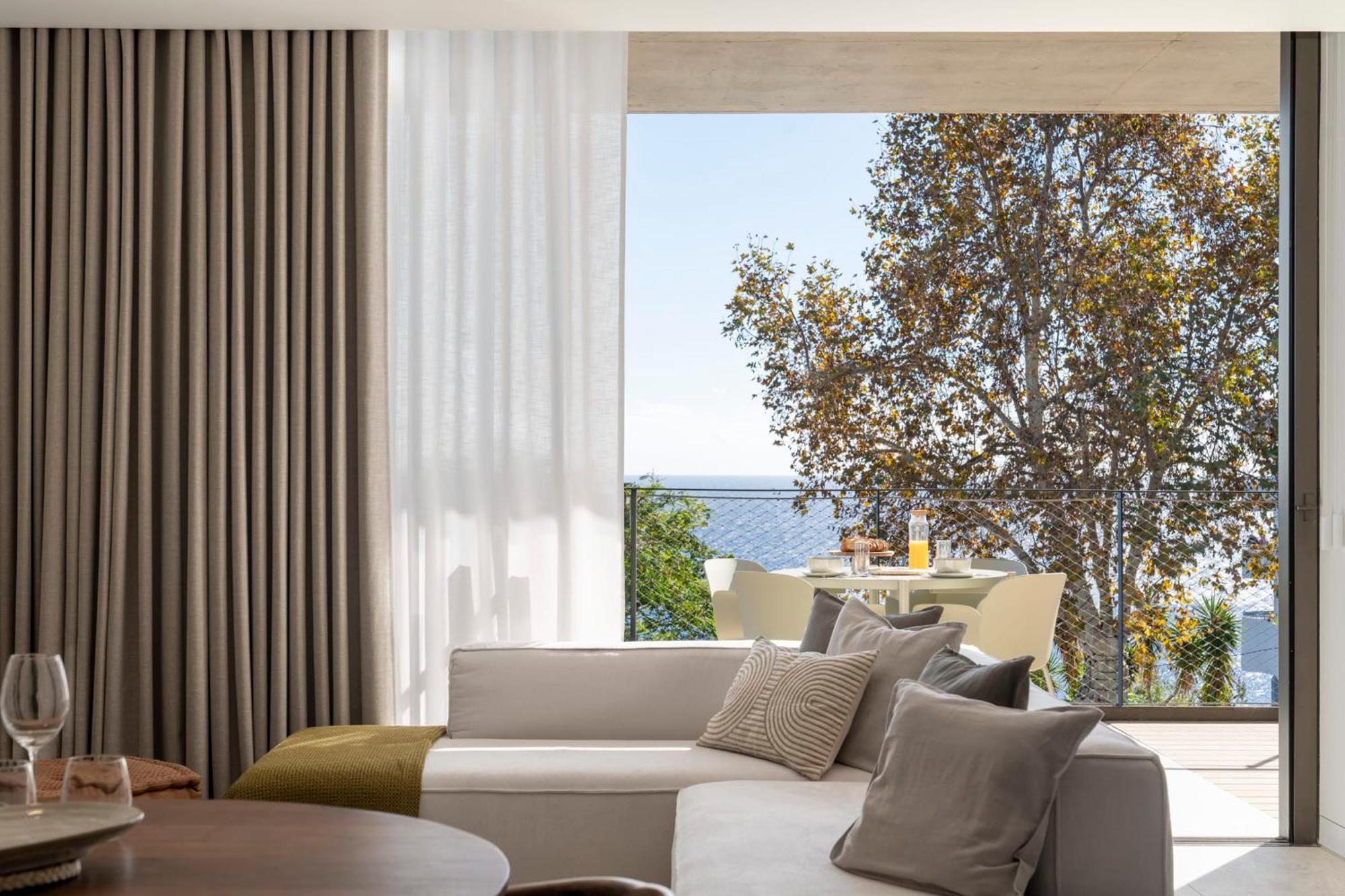 Savoy Monumentalis I By An Island Apartment