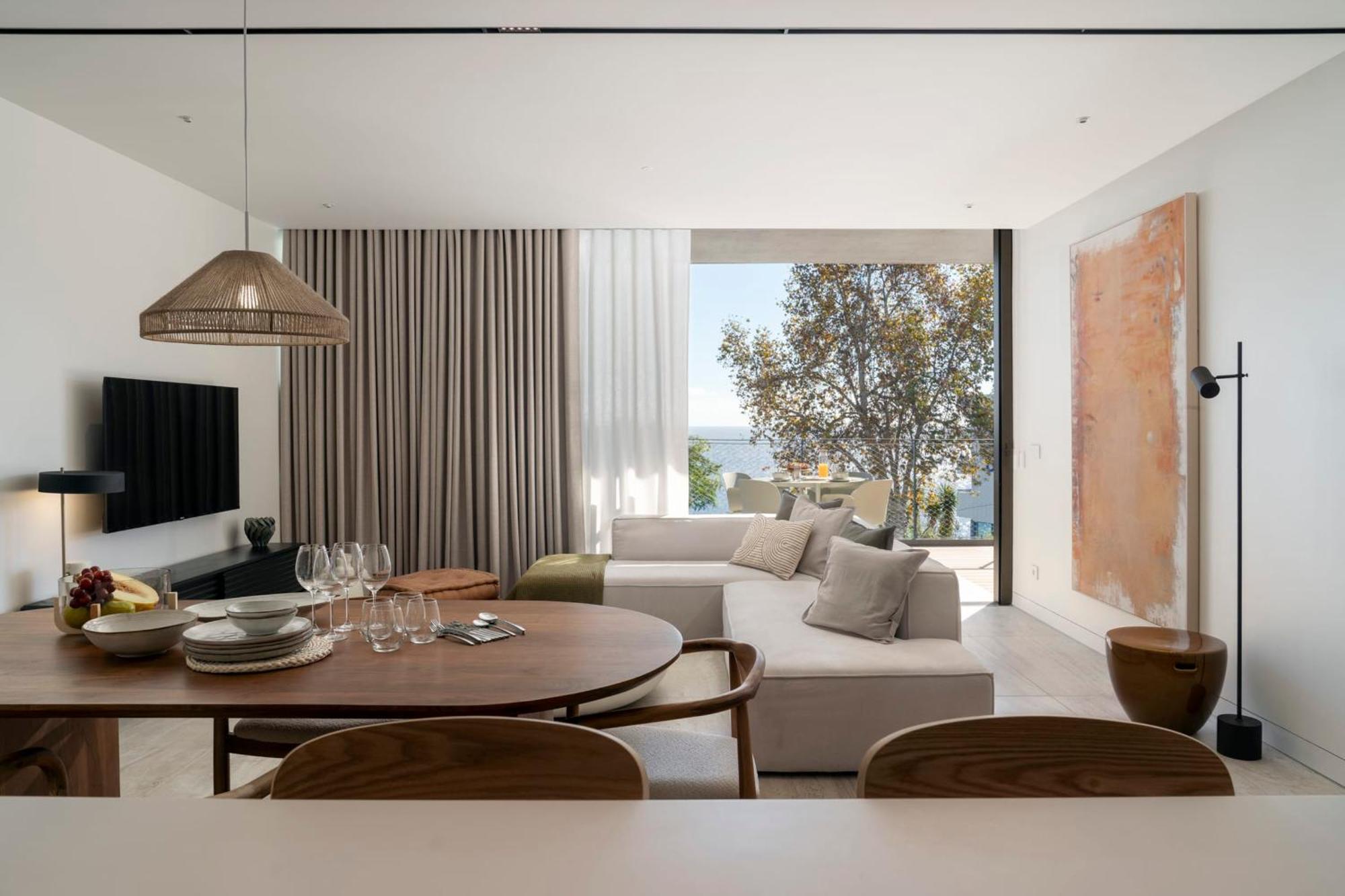 Savoy Monumentalis I By An Island Apartment *