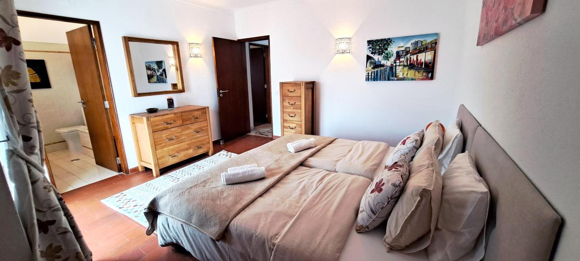 Charming Carvoeiro Villa, Algarve With Private Pool, Sea Views And Walk To Villa