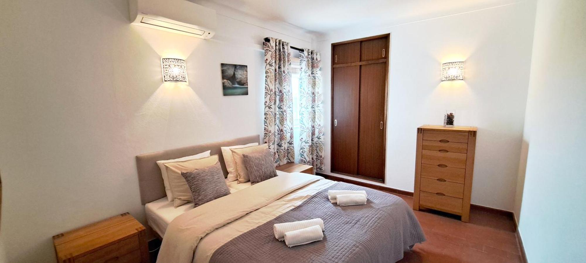 Charming Carvoeiro Villa, Algarve With Private Pool, Sea Views And Walk To Villa *