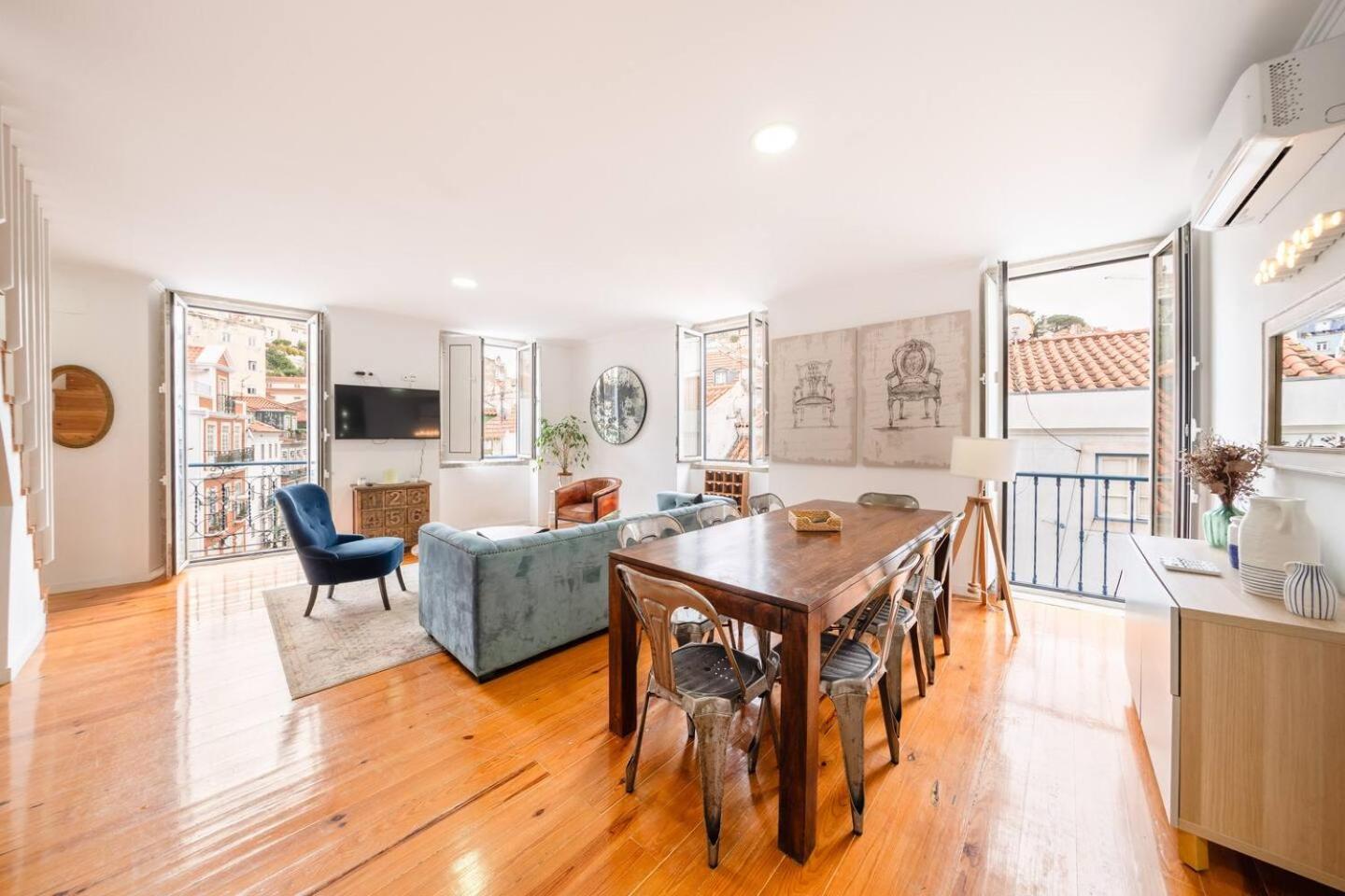 Spacious Penthouse Duplex W Castle Views Apartment *