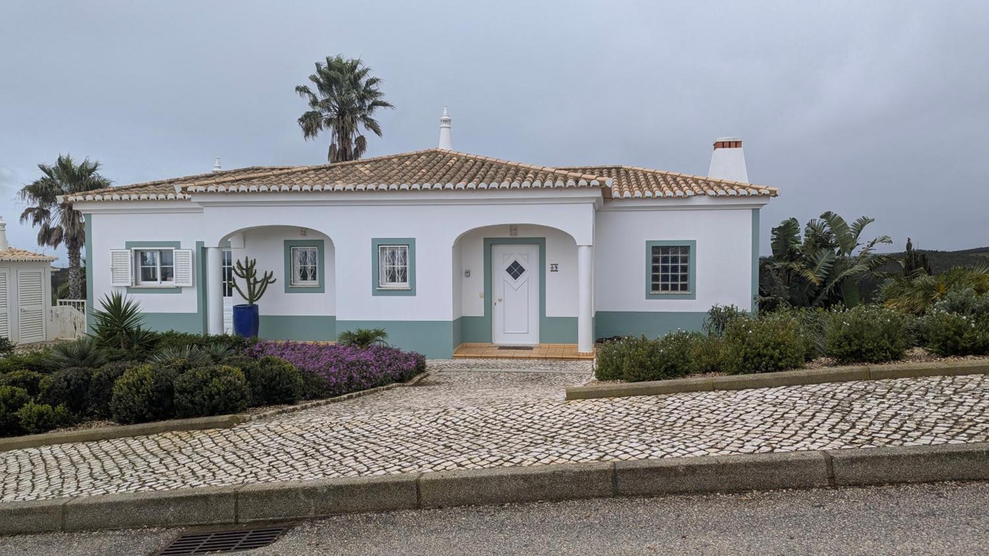 Stunning With Pool & View Near *