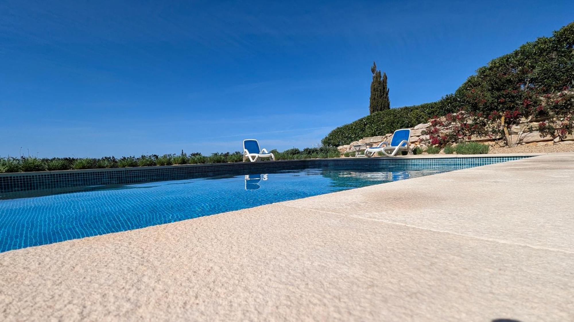 Stunning With Pool & View Near