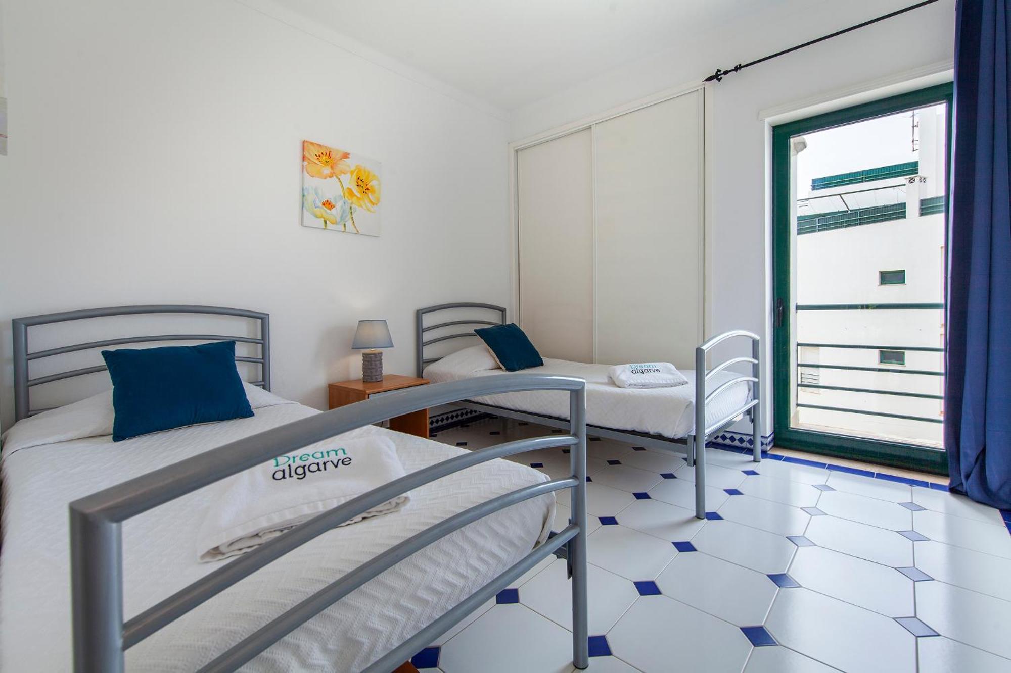 Quinta Dos Pinheiros Apartment *