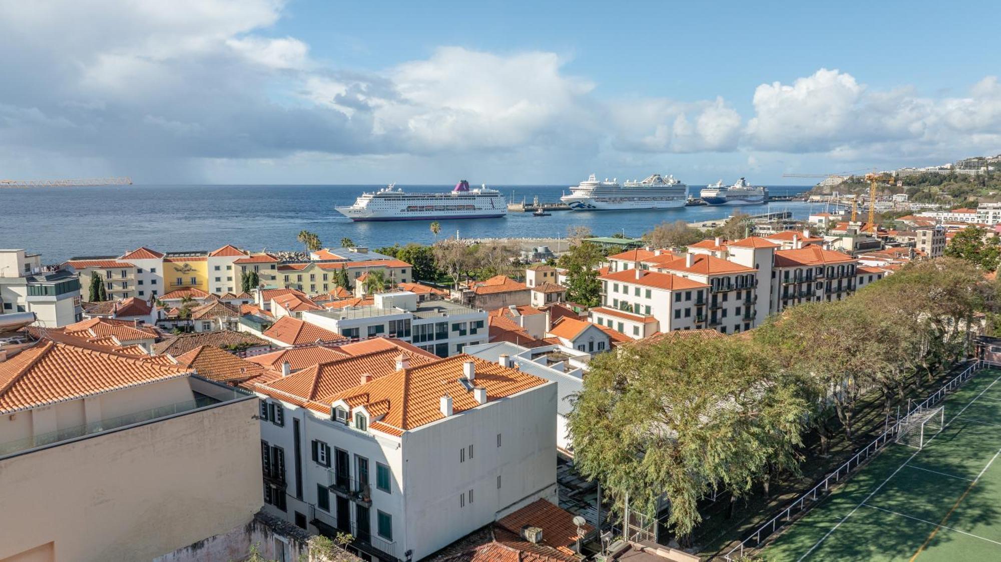 With Stunning Harbor View And Air Conditioning Unit * Funchal (Madeira)