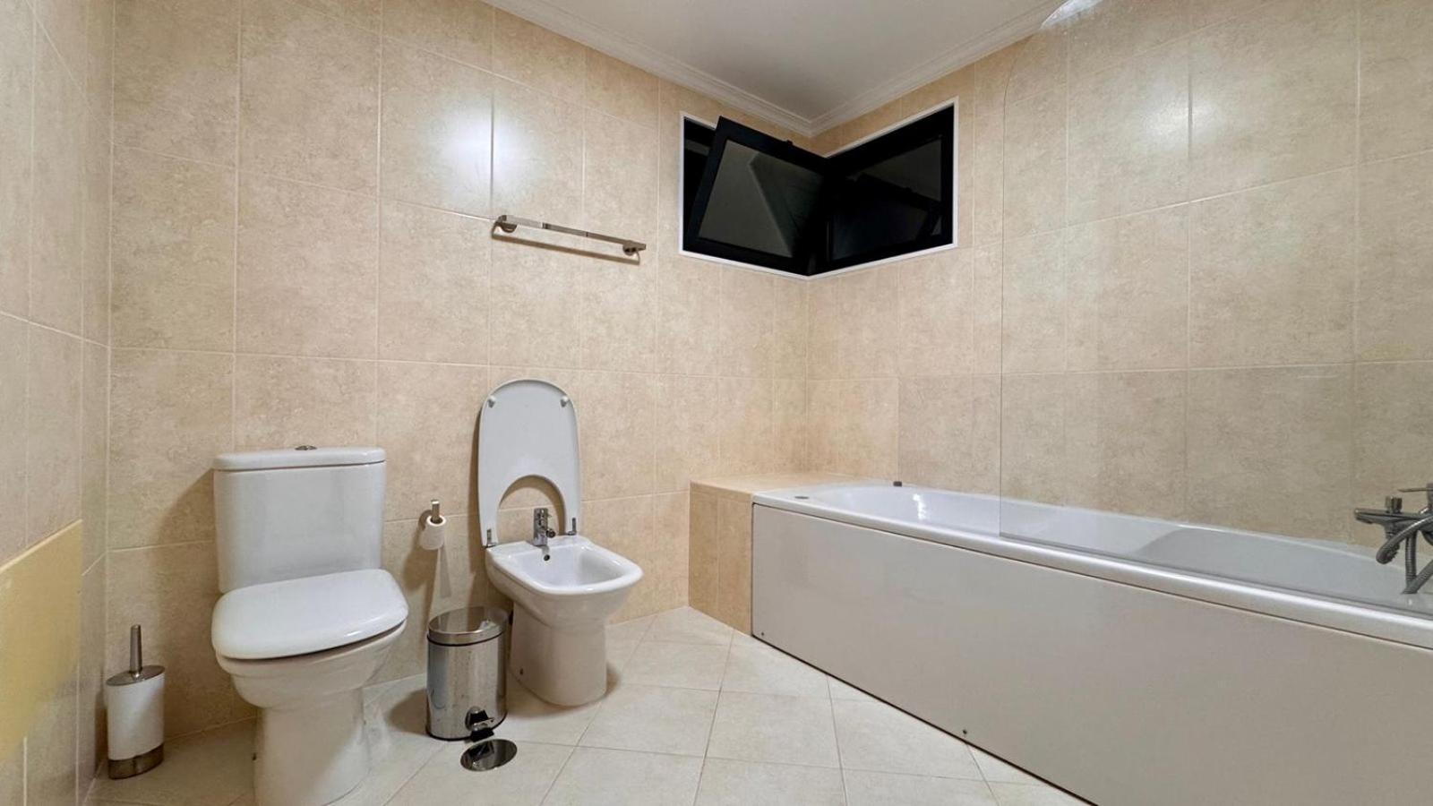 Coastal Comfort At Riverside - 4 Min To Airport! Guest house *