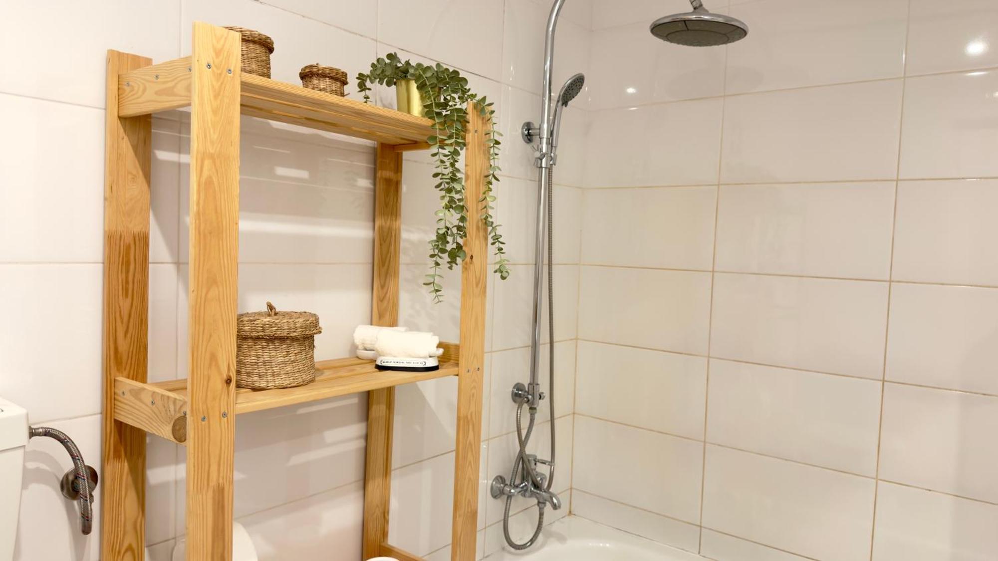 Cozy And Stylish Just 800m From The - New On Booking! *