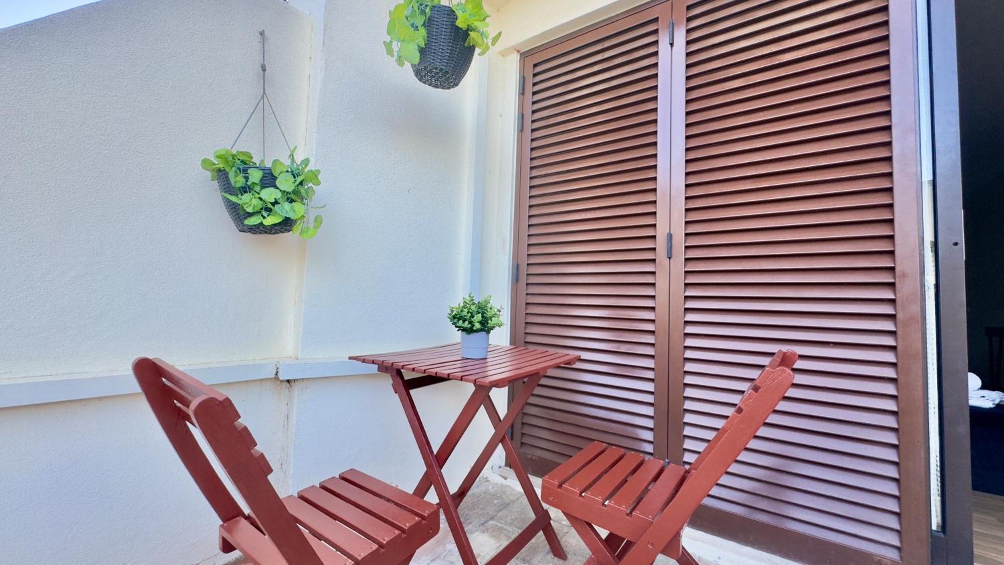 Cozy And Stylish Just 800m From The - New On Booking! Apartment *