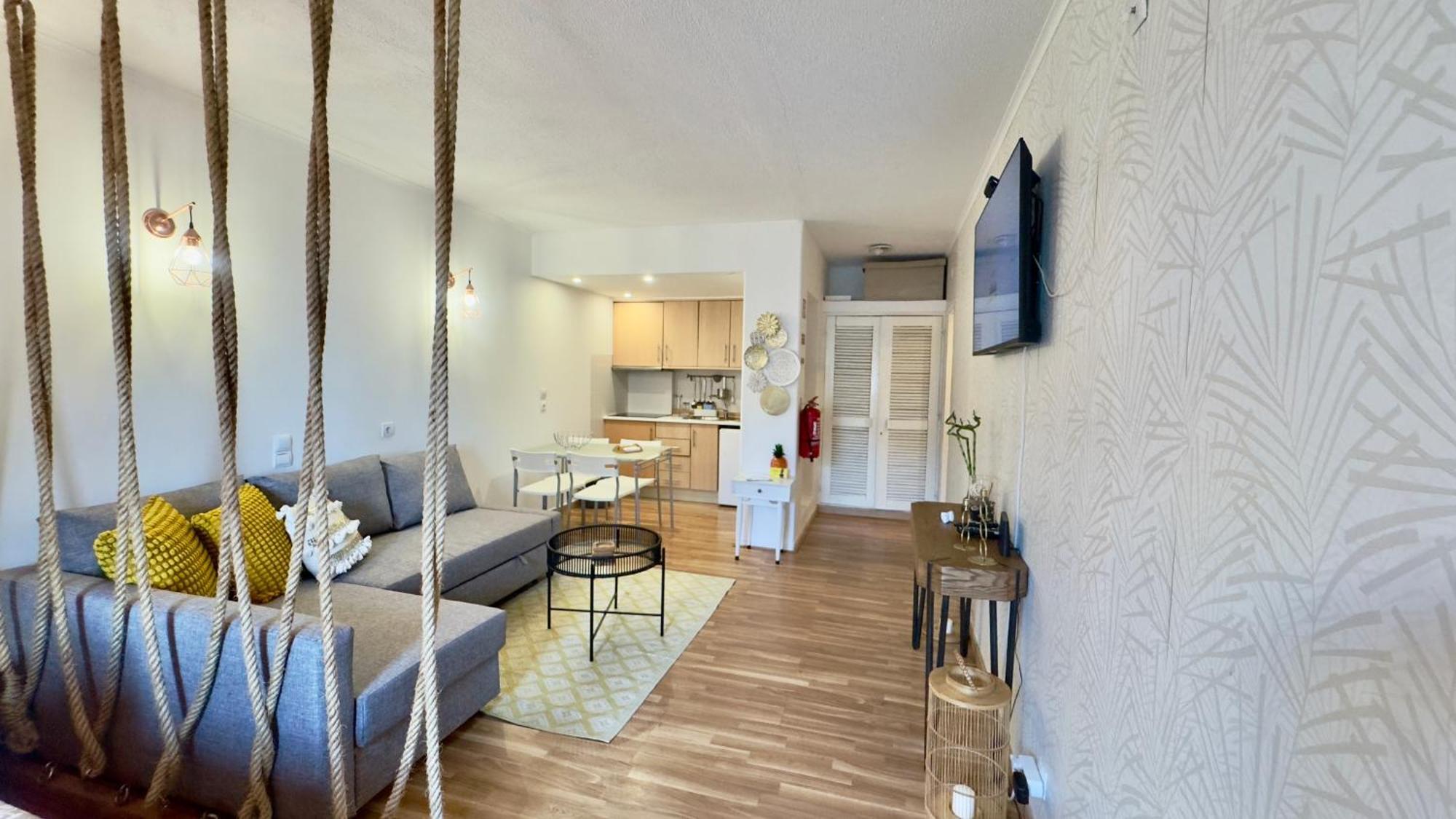 Cozy And Stylish Just 800m From The - New On Booking! *