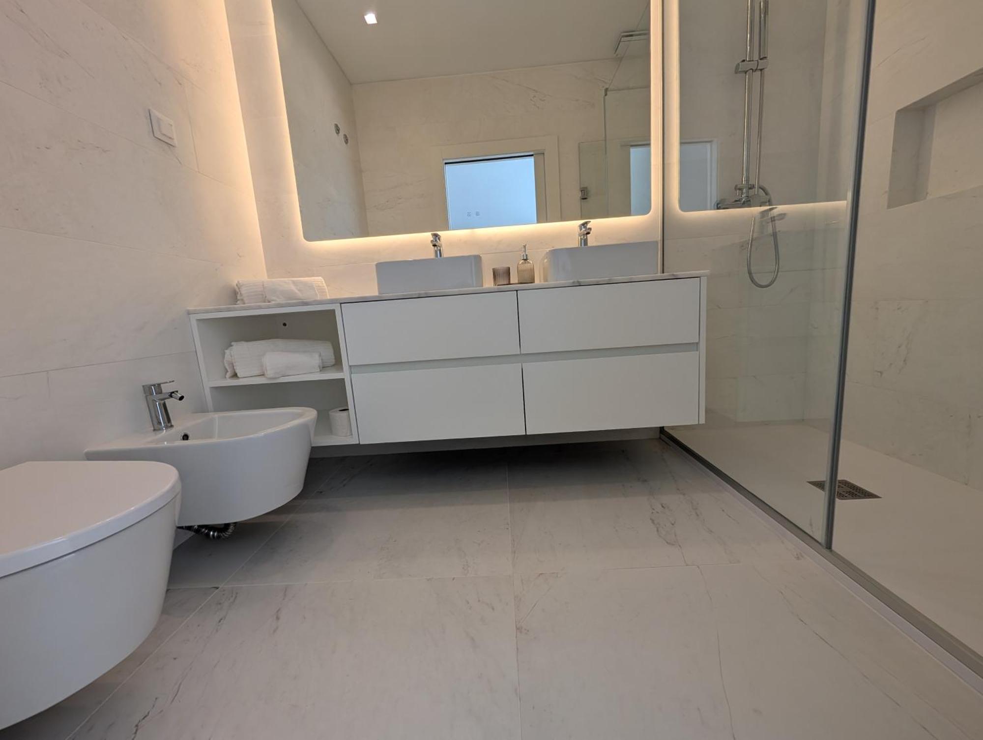 Breathtaking Oceanfront Living, Sunset Facing 3-bedroom Flat In Acqua Residences * Funchal (Madeira)