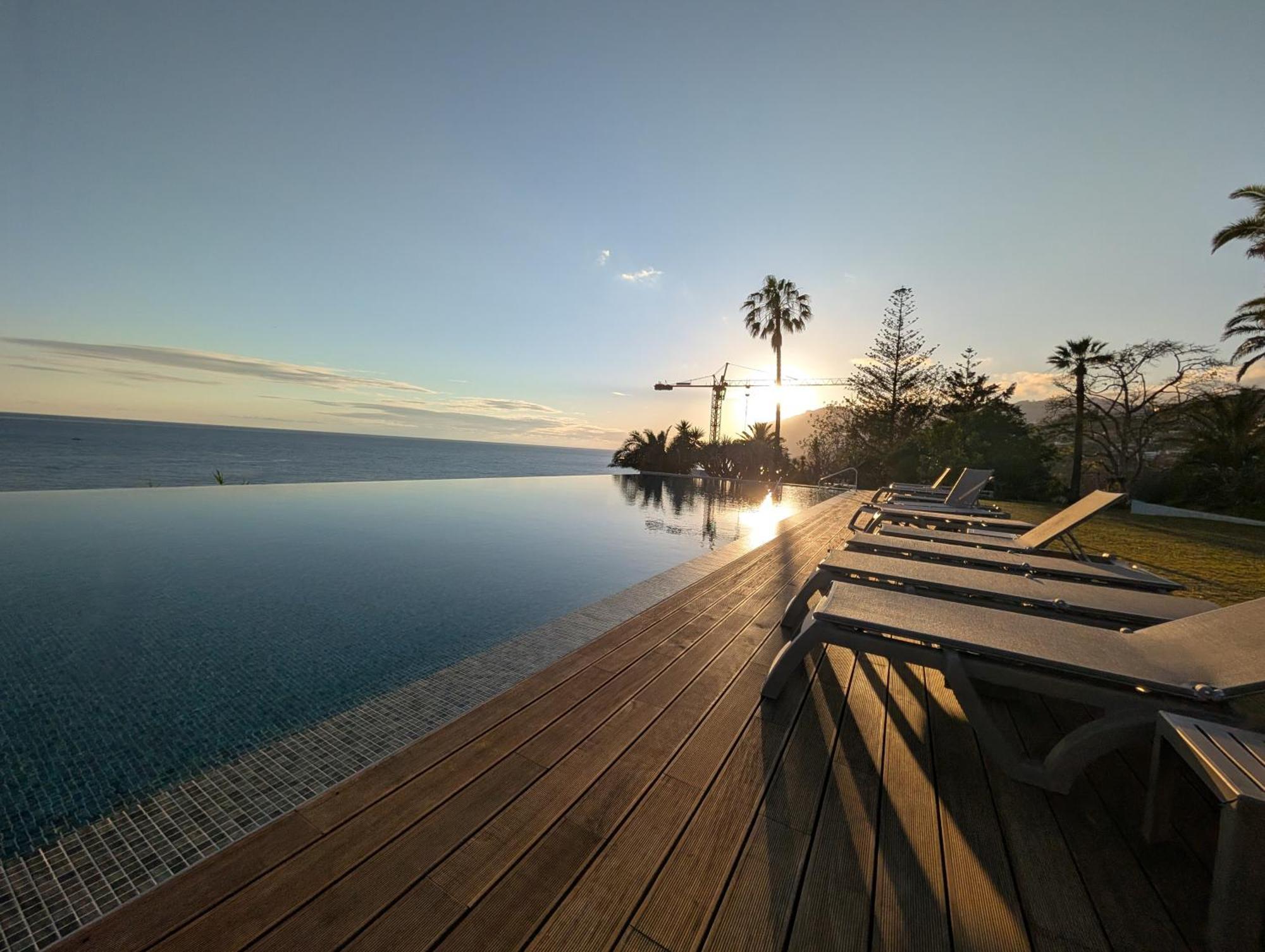 Breathtaking Oceanfront Living, Sunset Facing 3-bedroom Flat In Acqua Residences *