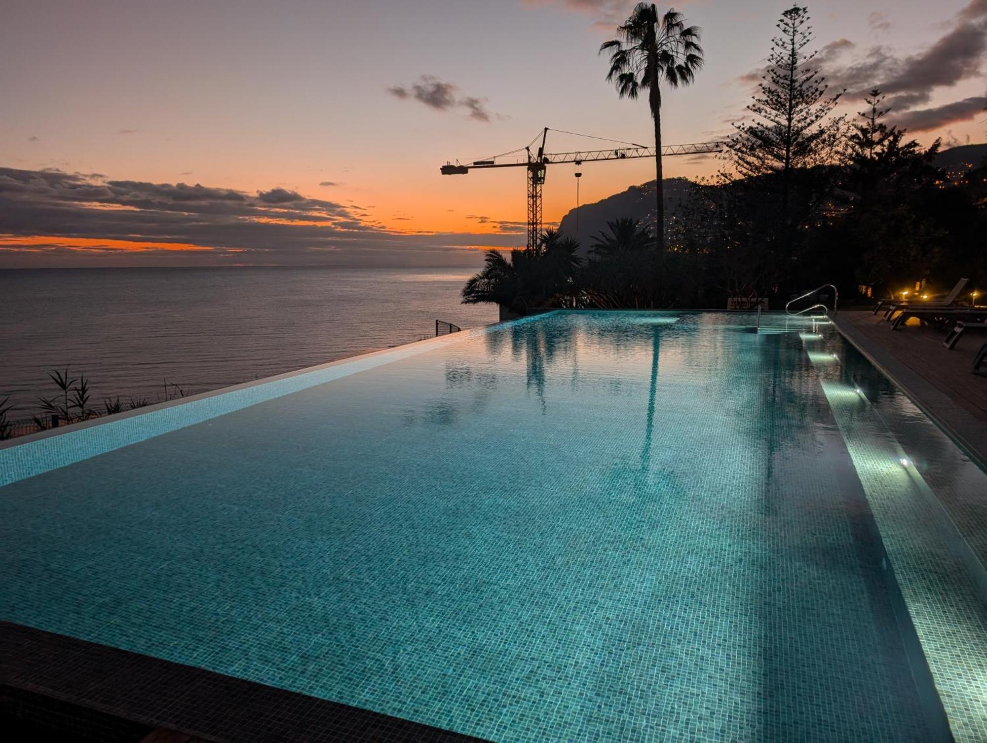 Breathtaking Oceanfront Living, Sunset Facing 3-bedroom Flat In Acqua Residences * Funchal (Madeira)