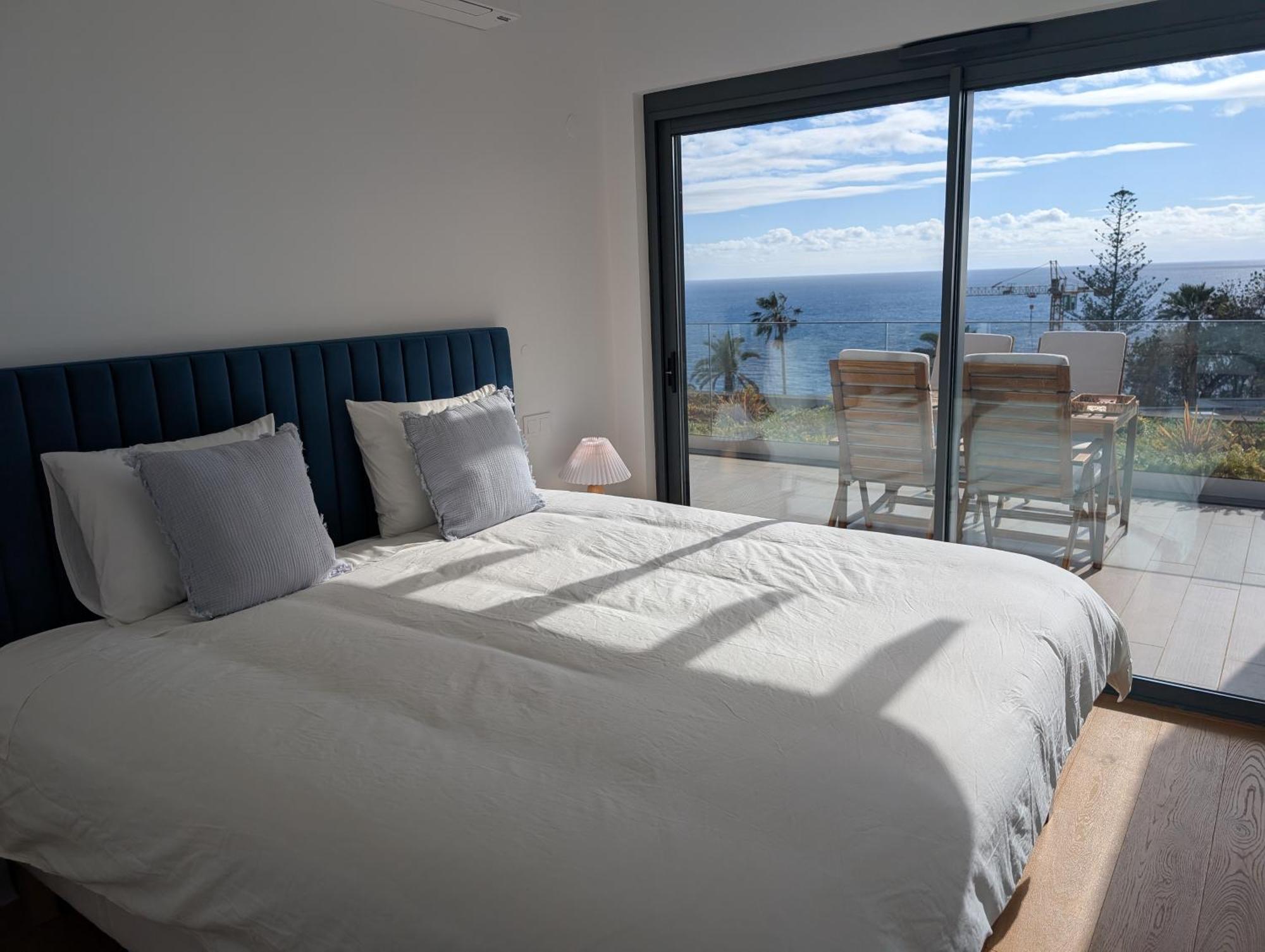 Breathtaking Oceanfront Living, Sunset Facing 3-bedroom Flat In Acqua Residences * Funchal (Madeira)