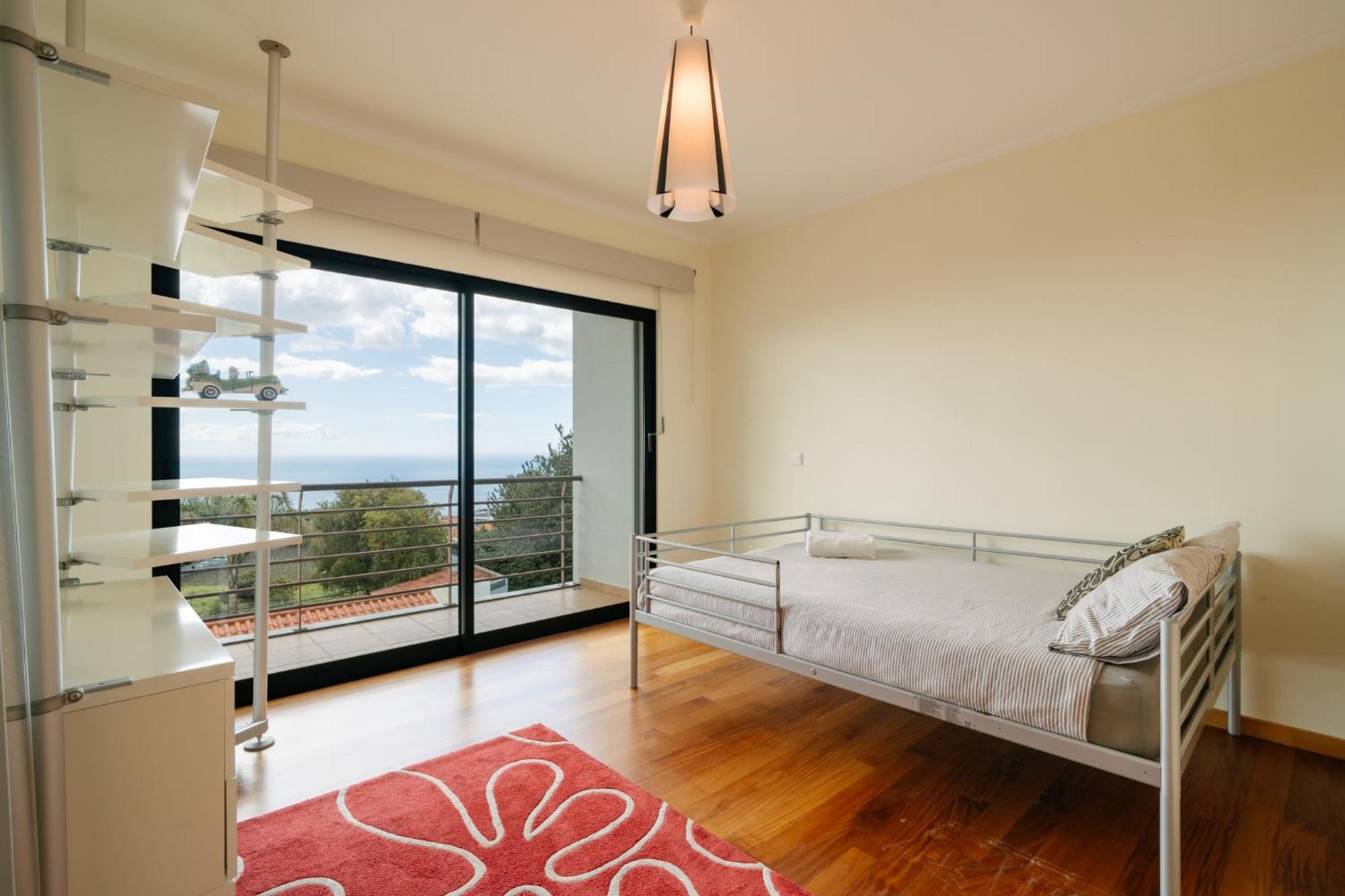 Apartment Amazing 3 Bedroom *