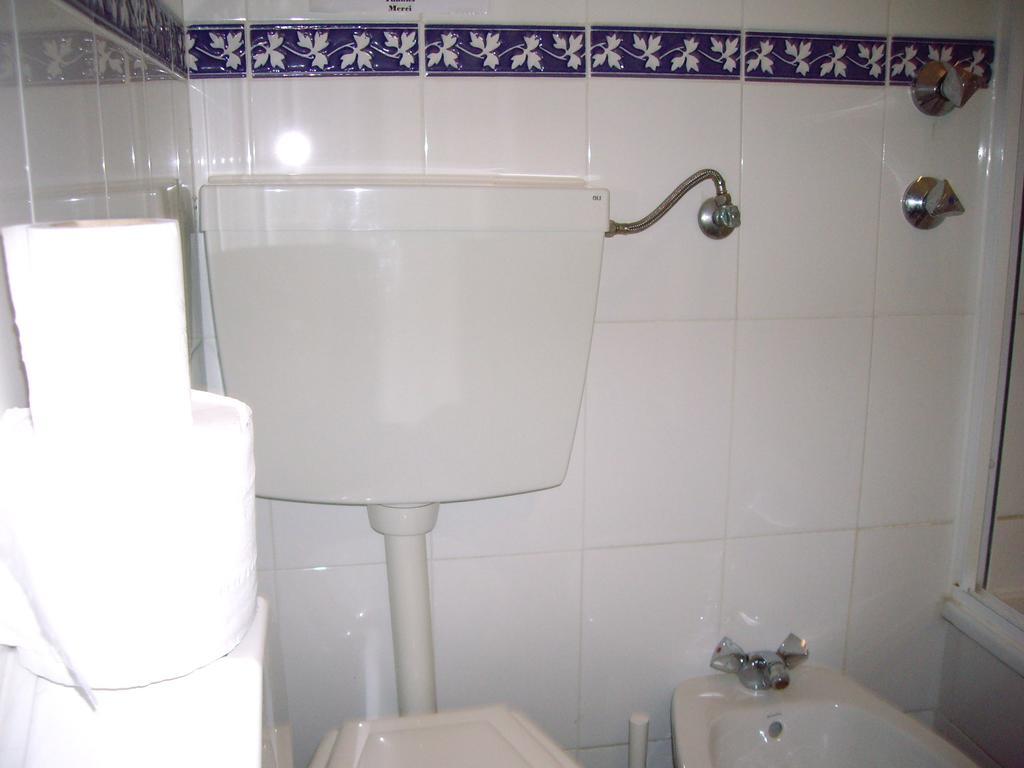 Residencial Camoes Bed & Breakfast 2*