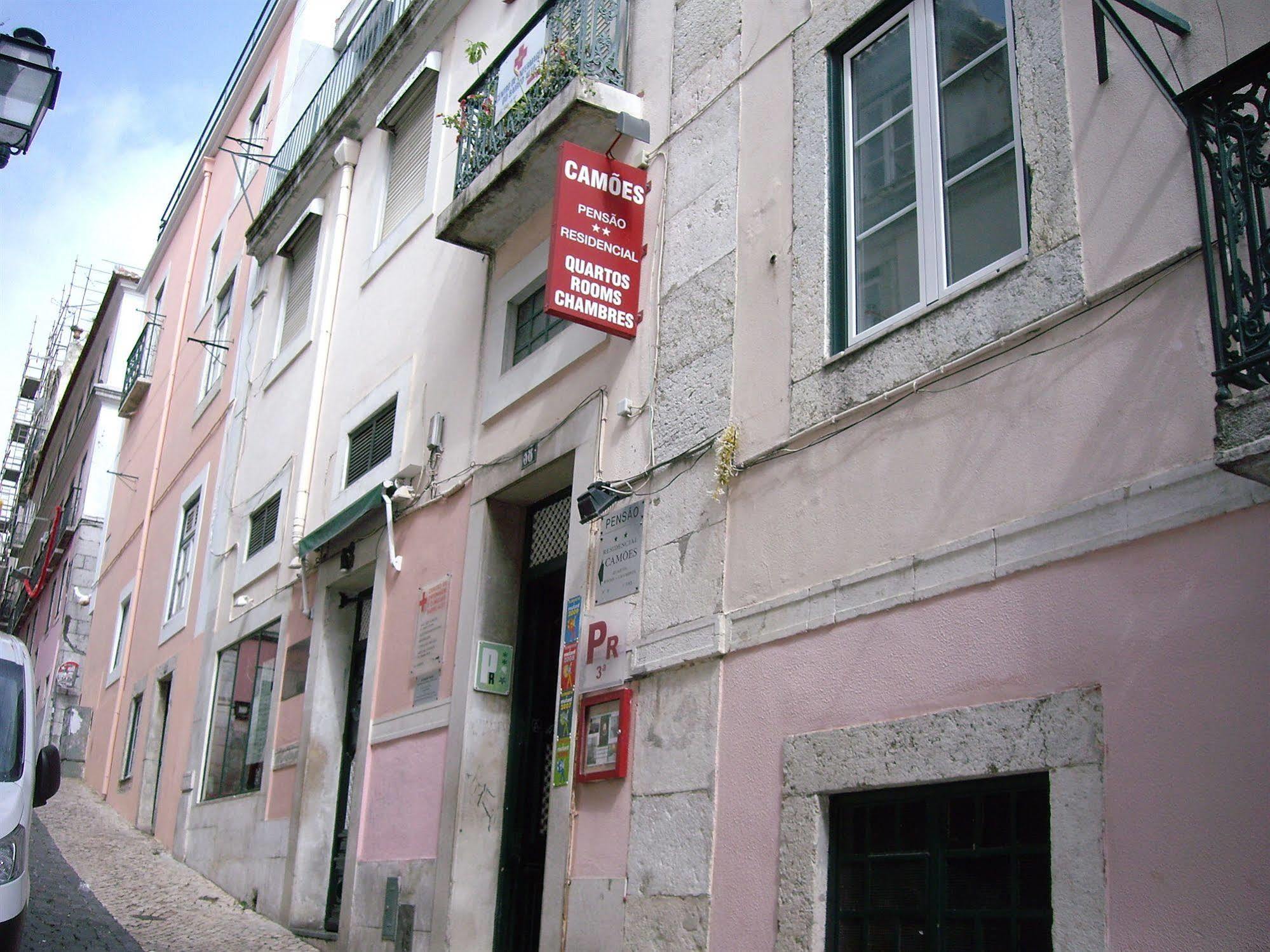 Residencial Camoes Bed & Breakfast 2*