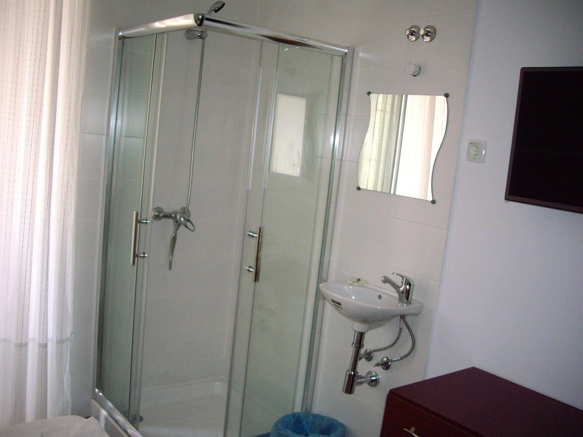 Bed & Breakfast Residencial Camoes 2*