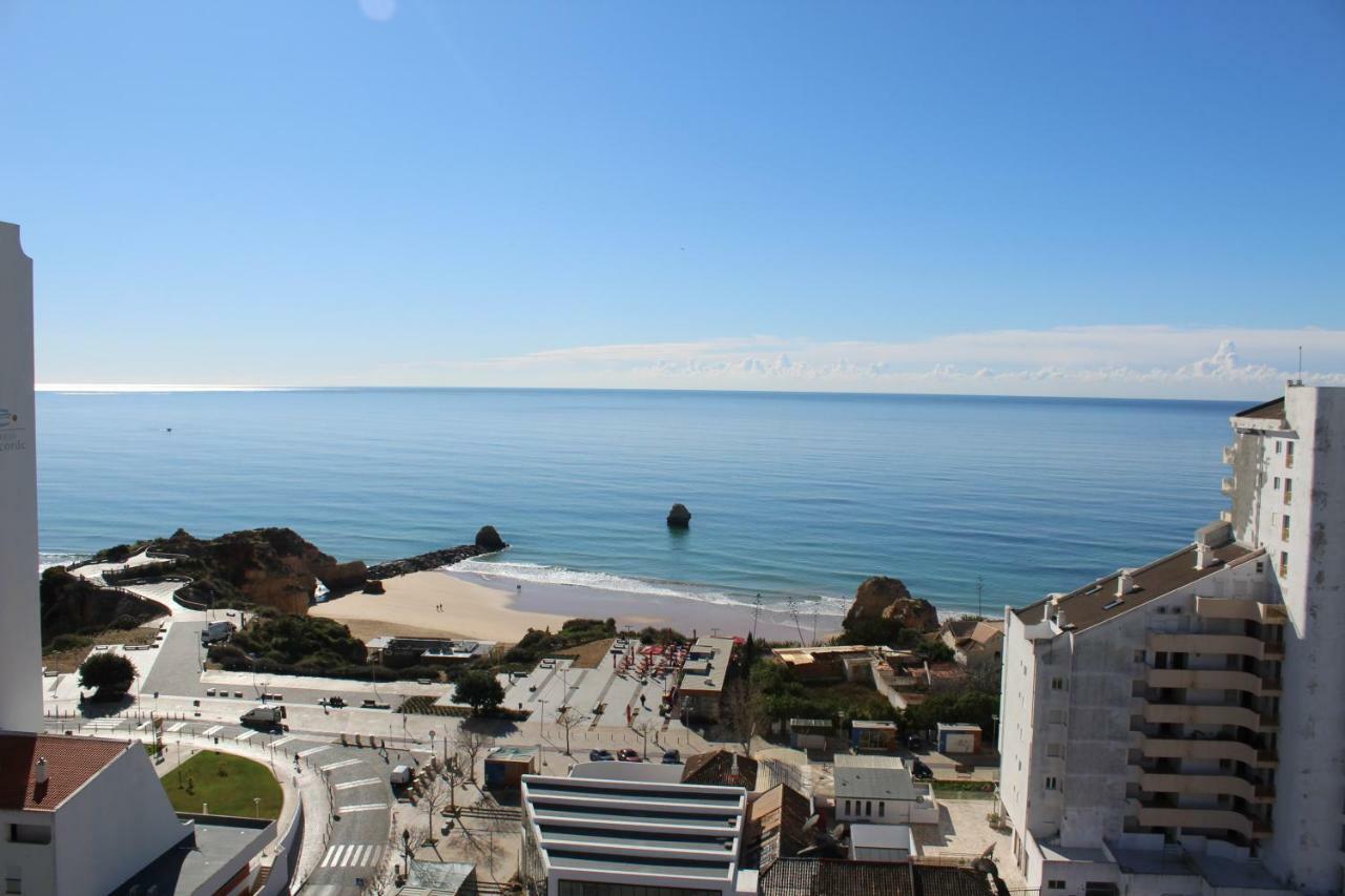 Apartment Jardins Da Rocha: Beachfront With Sea Views And Pools