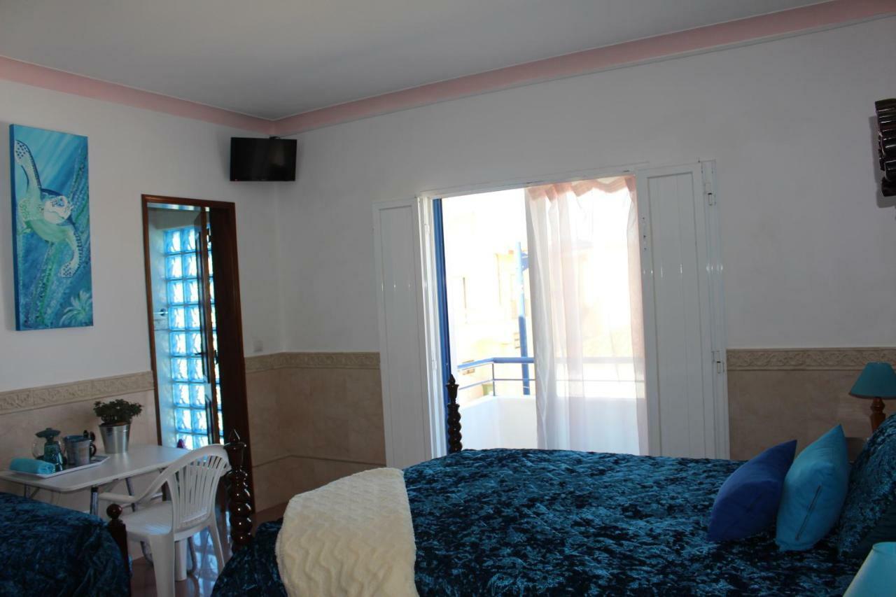 Sunny With Private Bathroom 300m From The Habitación en casa particular Sagres