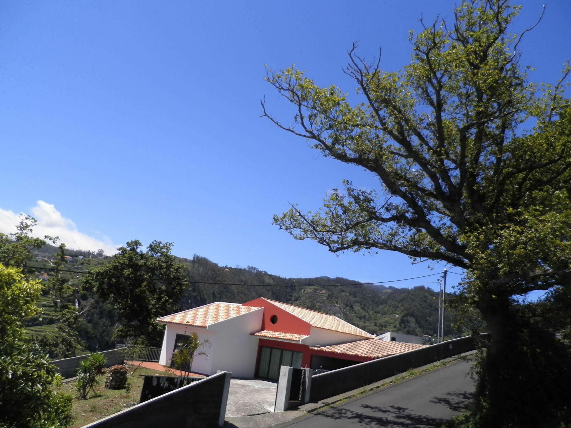 Luz - Family House Vacations- Large Private Outdoor Area Santa Cruz (Madeira)