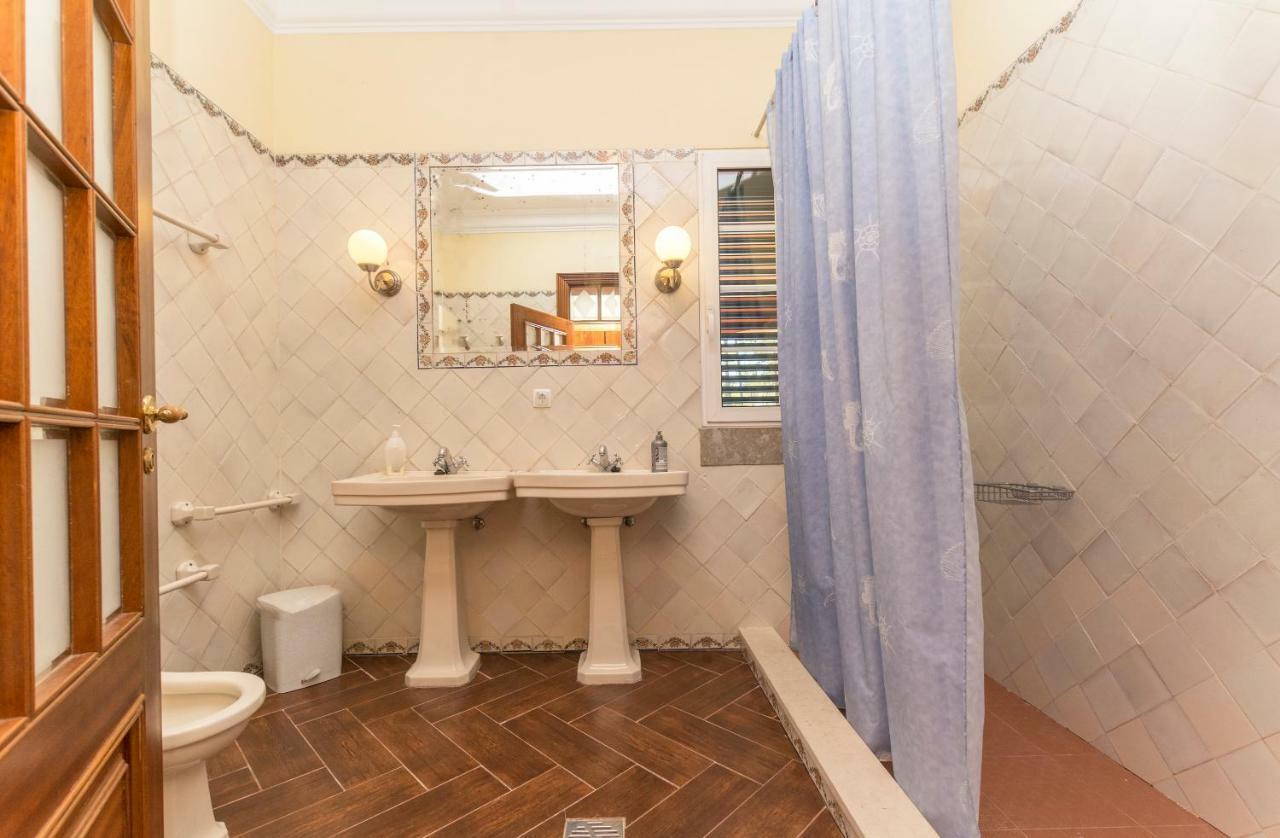 - Atlantic - Family Villa Troia
