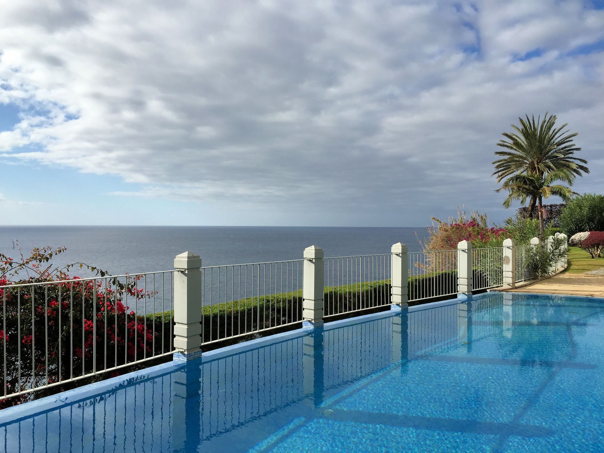 Finest Rentals - Beachfront Penthouse Apartment