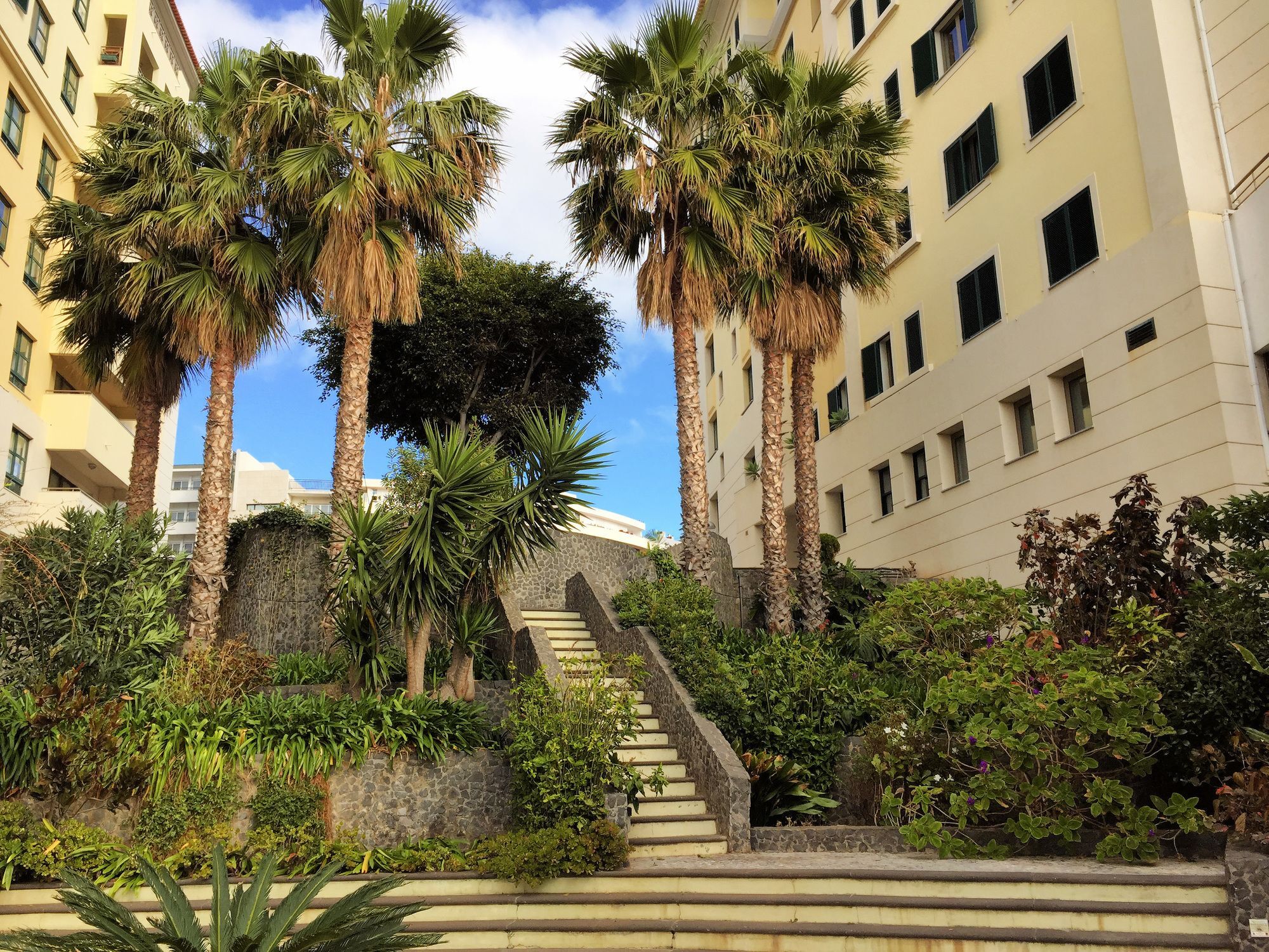 Finest Rentals - Beachfront Penthouse Apartment Funchal (Madeira)