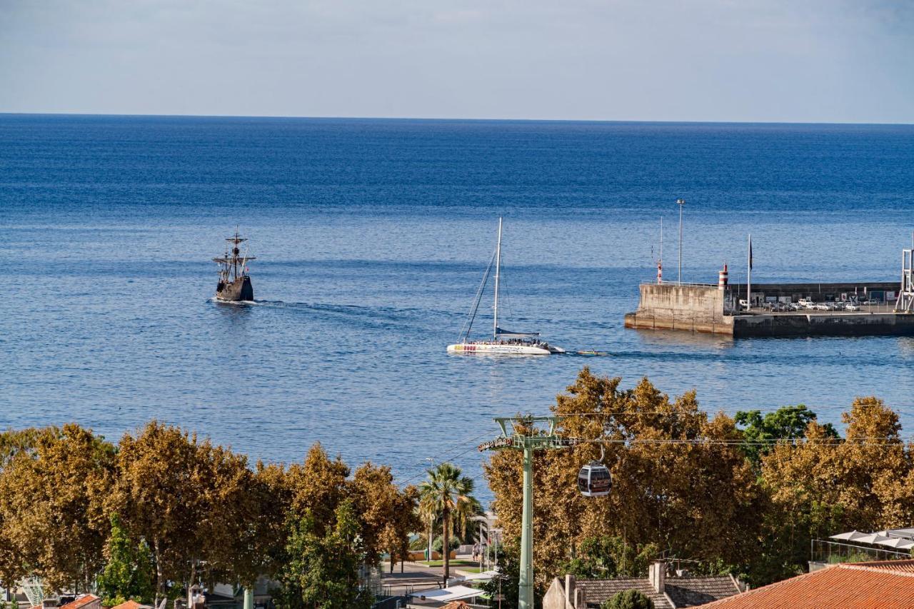 Alegria I By An Island