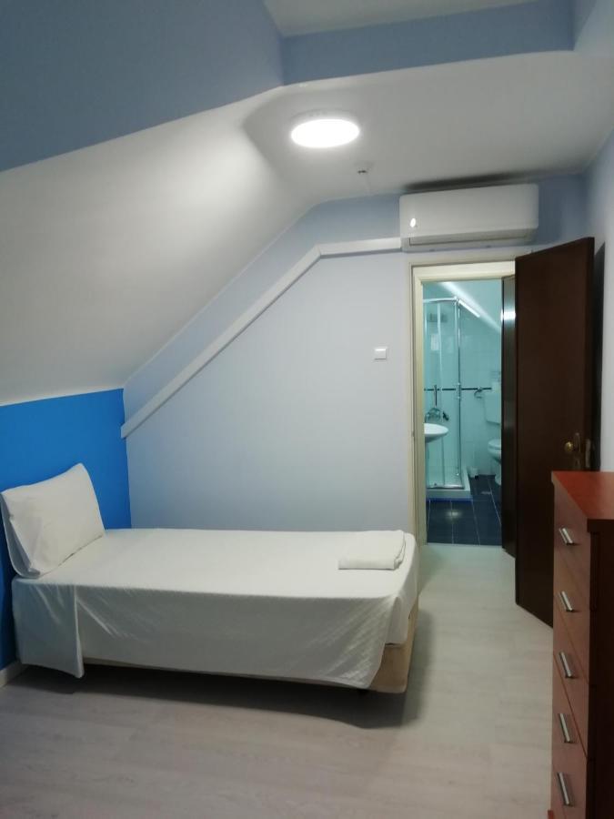 Residencial Camoes Bed & Breakfast 2*