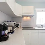 Mariners - Bright And Stylish Apartment - 2 Minute Walk To The Beach