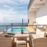 Marina View Apartment - Pool & Stunning Ocean View