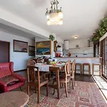 Host Wise - Spacious & Sunny Vintage Apartment At The Beach