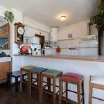 Host Wise - Spacious & Sunny Vintage Apartment At The Beach