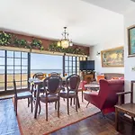 Host Wise - Spacious & Sunny Vintage Apartment At The Beach