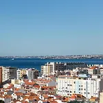Joivy Gorgeous Studio In Costa Da Caparica