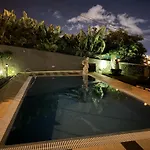 Funchal Apt- Sleeps 2 - Pool & Parking - Madeira
