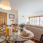 Host Wise - Homely Large Flat - Balcony