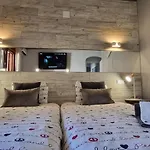 Main Avenue Albufeira, Walk To Beach, Old Town, Shooping, Top Location