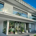 Flora Guest House