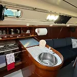 Barco A Vela Em Peniche - West Sailing
